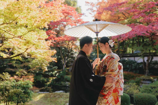 二人で相合傘をして