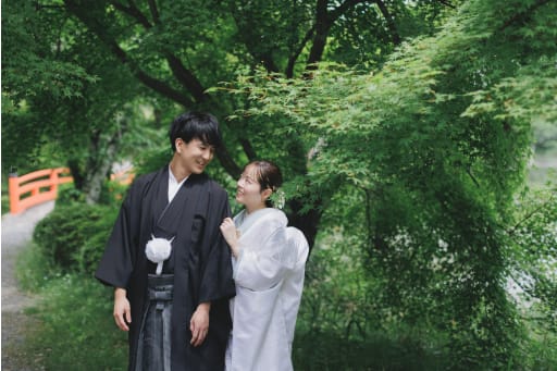 新緑を背景に見つめ合いショット