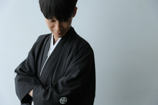 腕を組んで佇む新郎のソロカット