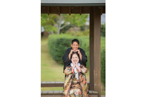 落ち着いた庭園の中で見えるお二人らしい自然な表情。和装でも肩の力を抜いた雰囲気が残りました。