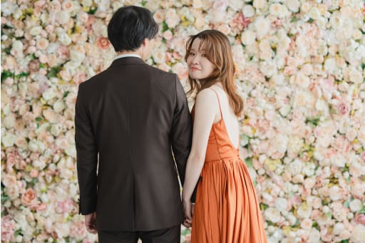 一面の花壁の前で
