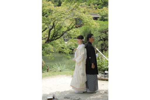 背中合わせで