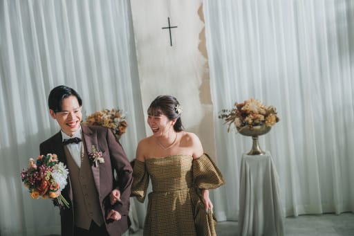 2人で歩む、楽しげなチャペル風スタジオ撮影