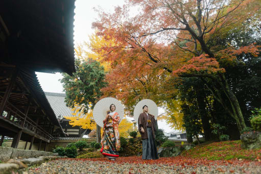 和傘を持ったお二人が自然と目を引きます。