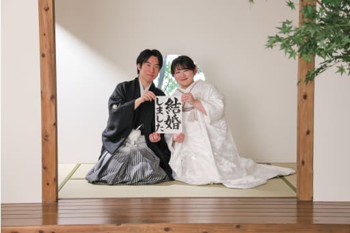 やっぱ正座は定番で！