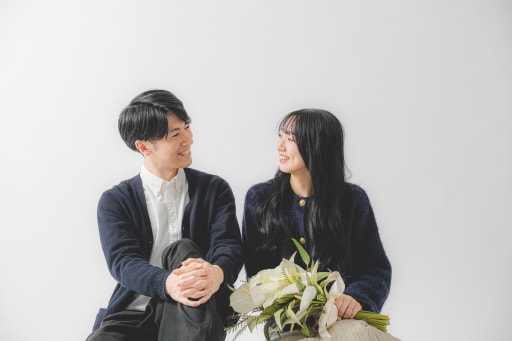 お二人のリンクコーデが、まさに自然体でありながらも、お揃い感がとても可愛らしいです。