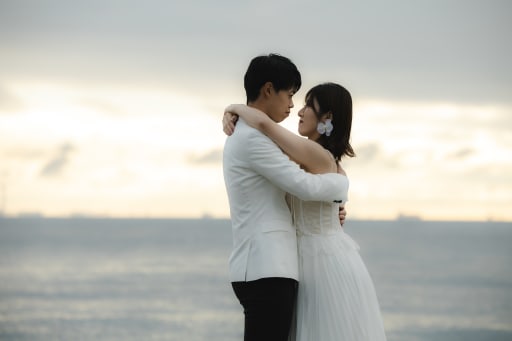 そして、海での撮影！まるで映画のワンシーンのような美しさですね！