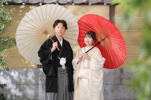 赤と白の番傘で