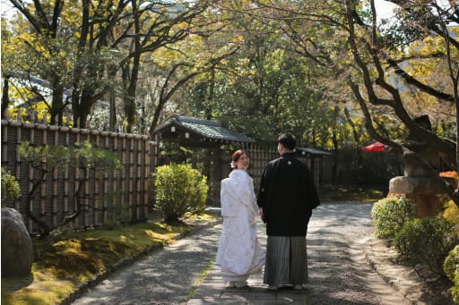 綺麗なところですよね。新婦様の振り返った感じも可愛いです。