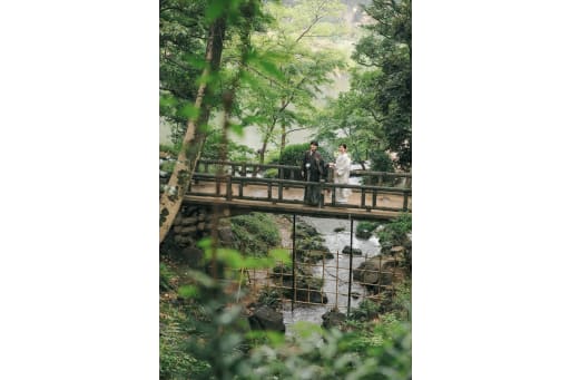 渓流を見下ろして