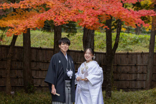 紅葉の屋根の下で