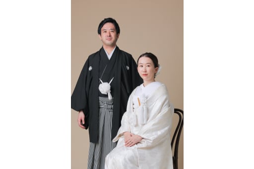 椅子に座ってフォーマルな撮影も