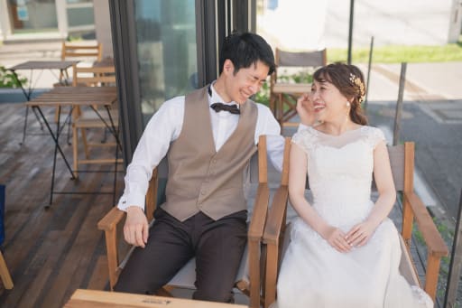 カフェでくつろぐお二人