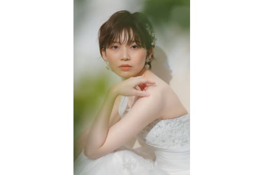 新婦様のソロショットではまっすぐな瞳が印象的な1枚に