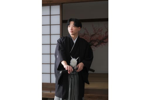 刀を手に、凛と佇むかっこいい武士ポーズ