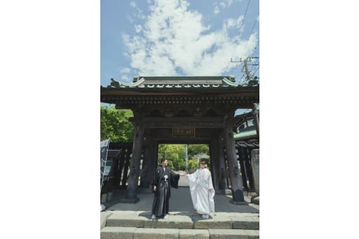 妙本寺の立派な山門前からスタート