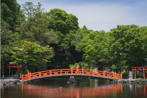 湧玉池に反射する橋とおふたり