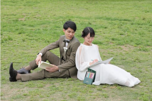 ご新婦様をチラ見するご新郎様の雰囲気も素敵な写真！