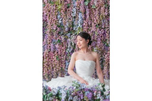 まずはスタジオにて、ウェディングドレスでの撮影！