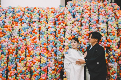 ラストはカラフルなさるぼぼの前で撮影しました