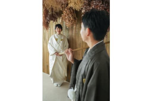 新郎様を見つめる新婦様
