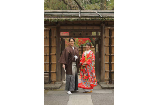 甘泉園公園の門の前で