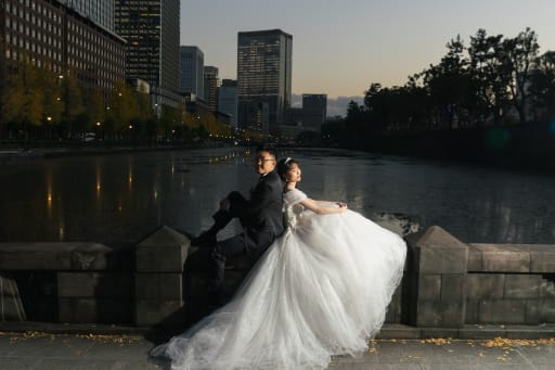 黄昏時の水辺にて