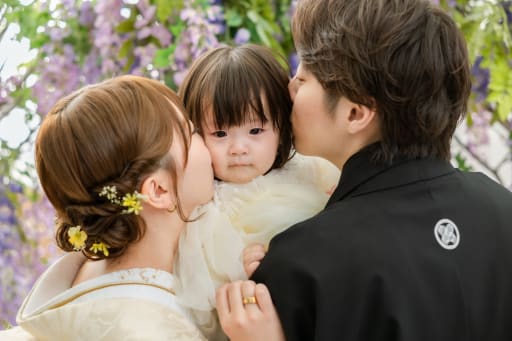  両頬にパパとママの魔法を