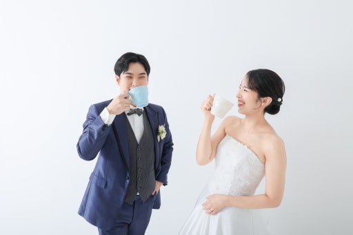 マグカップを手に、二人で乾杯スマイル！