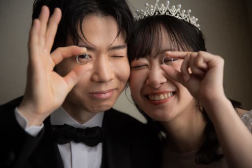 指輪を使ってのお茶目なポーズで、その素敵な笑顔を見せてくれました。