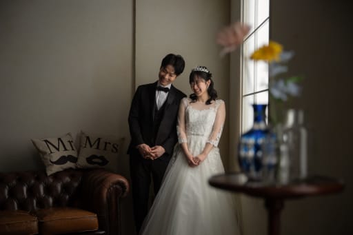 今回の撮影では、あえてスタジオ全体の照明を落とし