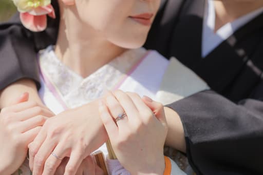 こちらは外のあたたかな日差しをつかった、お二人のお手元カット♪