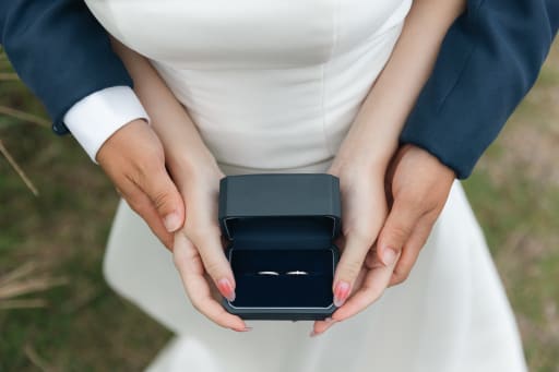 余白を抑えた構図で手元がはっきり見え、アクセサリー紹介にも使いやすい一枚です。