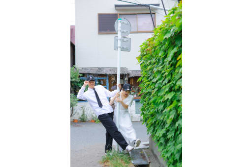 足をあげてポージング