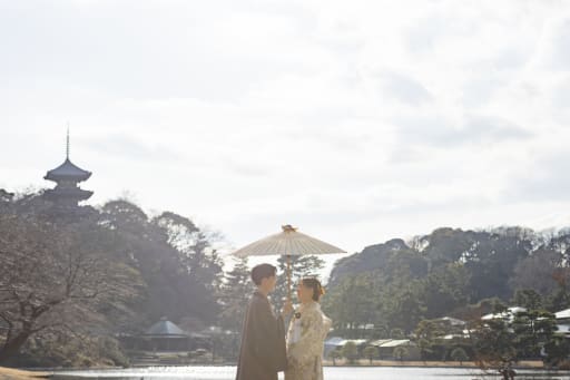 番傘越しに響き合う、二人の世界