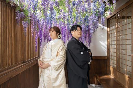 藤の花の下で