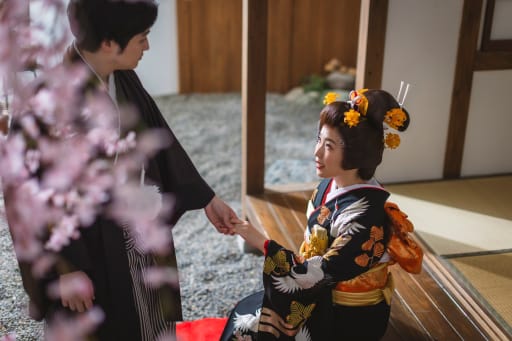 手を取り合って