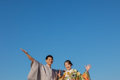 澄んだ空と、晴れやかな和装姿