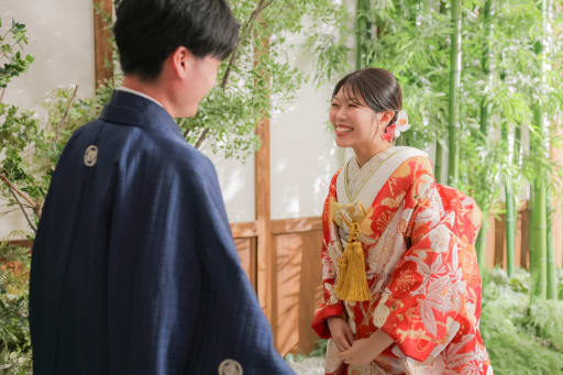弾ける笑顔で見つめ合って
