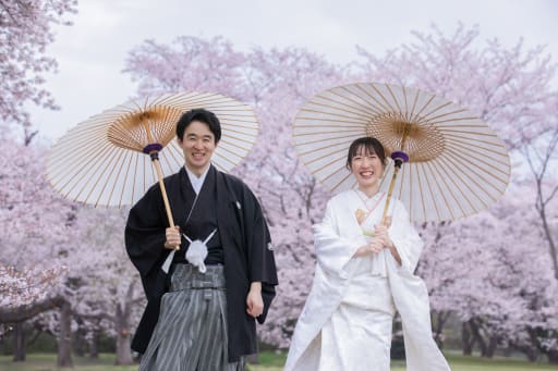 桜の中を