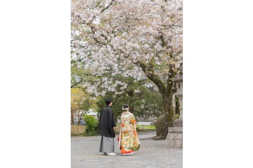 神社で