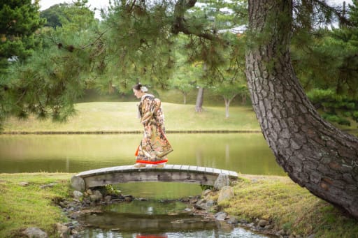 池にかかる小さな橋を使ったカット。歩く姿が自然体で、緊張のない表情が残せました。