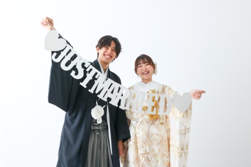 ガーランドをかかげて「結婚しました！」