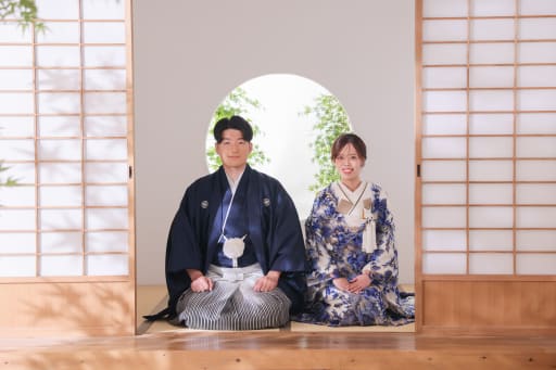 正座で迎える和装姿