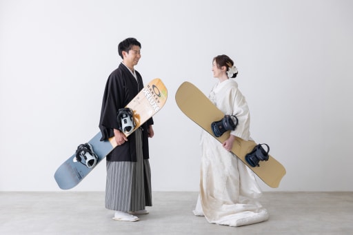 袴と白無垢で、ボードを持って