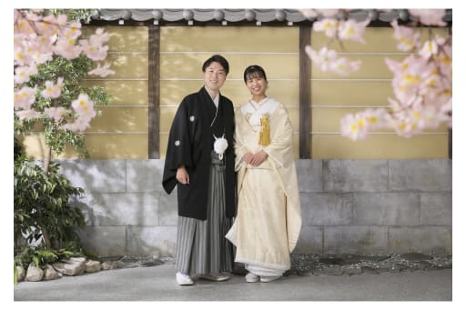 木漏れ日がかかる庭園で佇むお二人