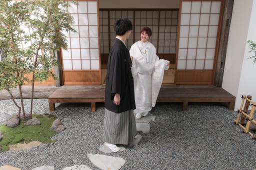 エスコートされながら