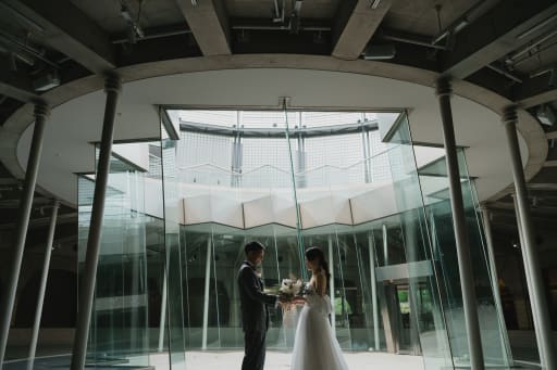 ブーケを渡すシーンも芸術的に