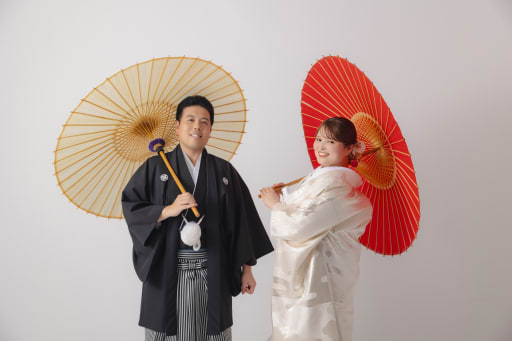 和傘を重ねて、凛と寄り添う二人