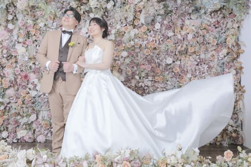 ドレスをなびかせて